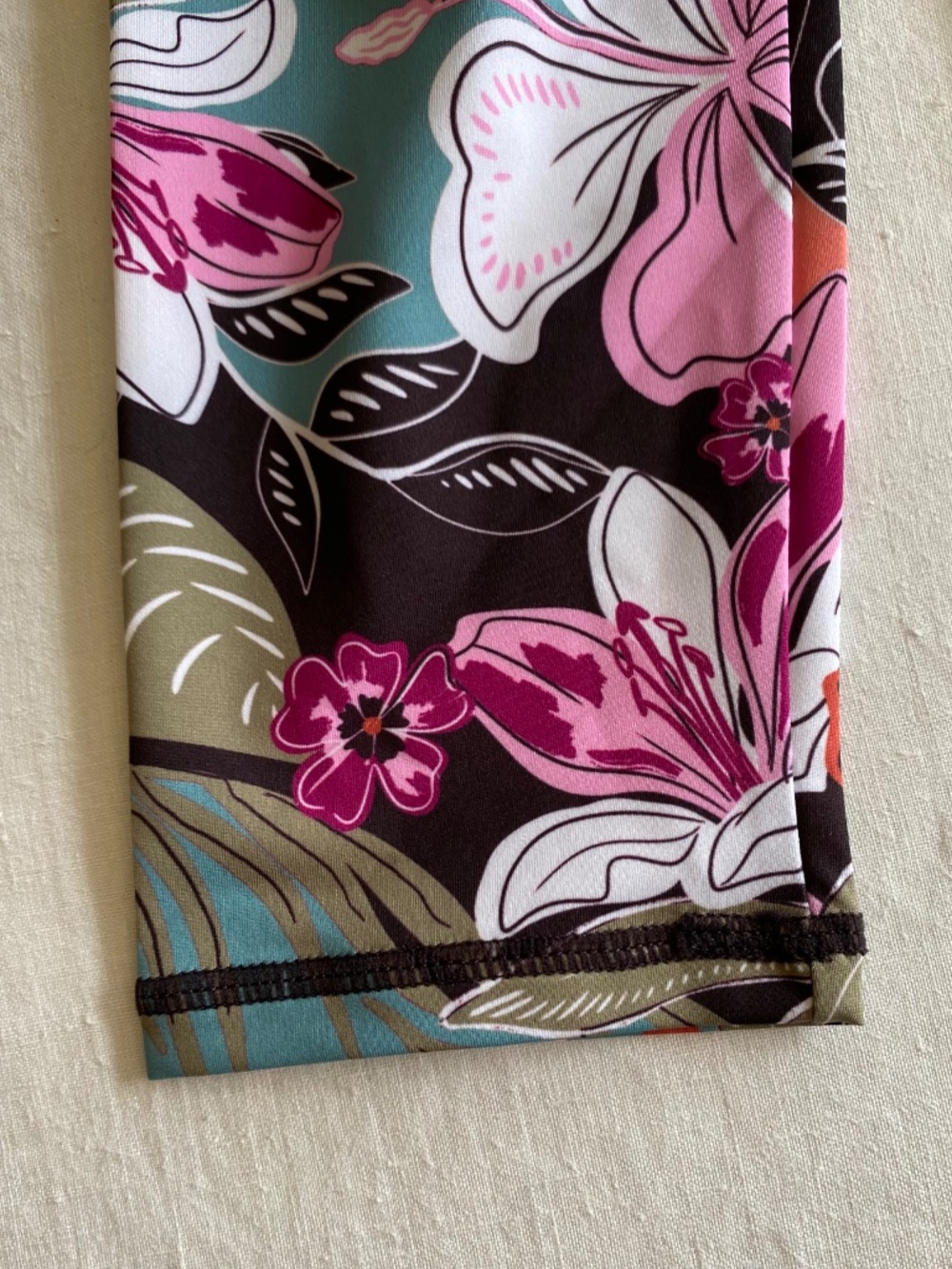 Roxy Women's Rash Guard Multicolor Floral Pattern UPF 50+ Size Large - Picture 3 of 13